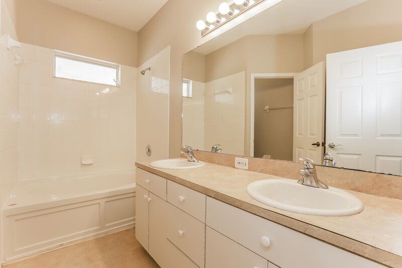 2,475/Mo, 2512 Deer Forest Dr Lutz, FL 33559 Main Bathroom View