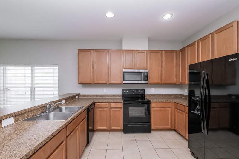 1,995/Mo, 10337 Celtic Ash Dr Ruskin, FL 33573 Kitchen View