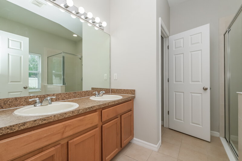 1,995/Mo, 10337 Celtic Ash Dr Ruskin, FL 33573 Main Bathroom View
