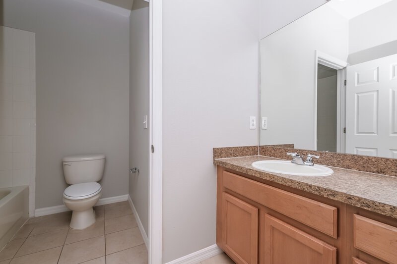 1,995/Mo, 10337 Celtic Ash Dr Ruskin, FL 33573 Bathroom View