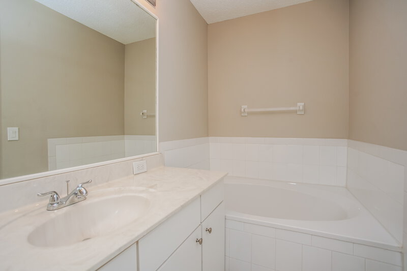 2,455/Mo, 740 Vallance Way NE Saint Petersburg, FL 33716 Bathroom View
