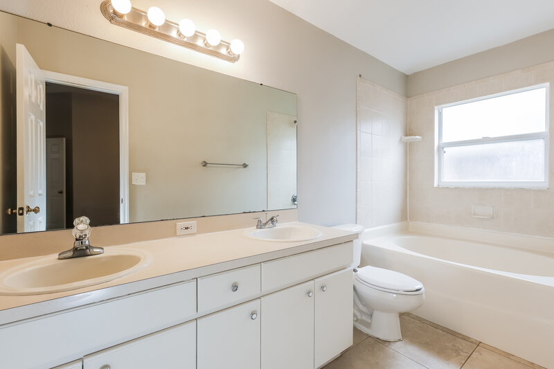 2,185/Mo, 1225 Dragon Head Dr Valrico, FL 33594 Main Bathroom View