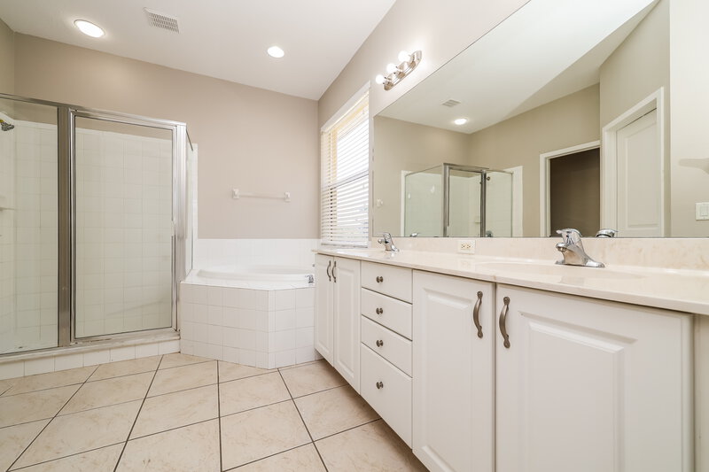 2,160/Mo, 569 Bimini Bay Blvd Apollo Beach, FL 33572 Main Bathroom View