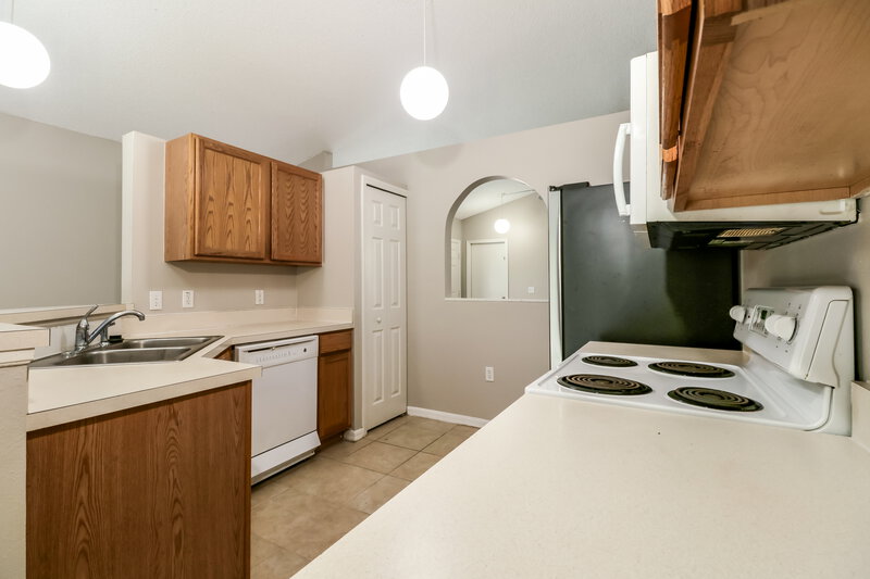 1,775/Mo, 30220 Birdhouse Dr Zephyrhills, FL 33545 Kitchen View