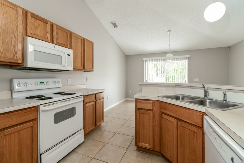 1,775/Mo, 30220 Birdhouse Dr Zephyrhills, FL 33545 Kitchen View 2