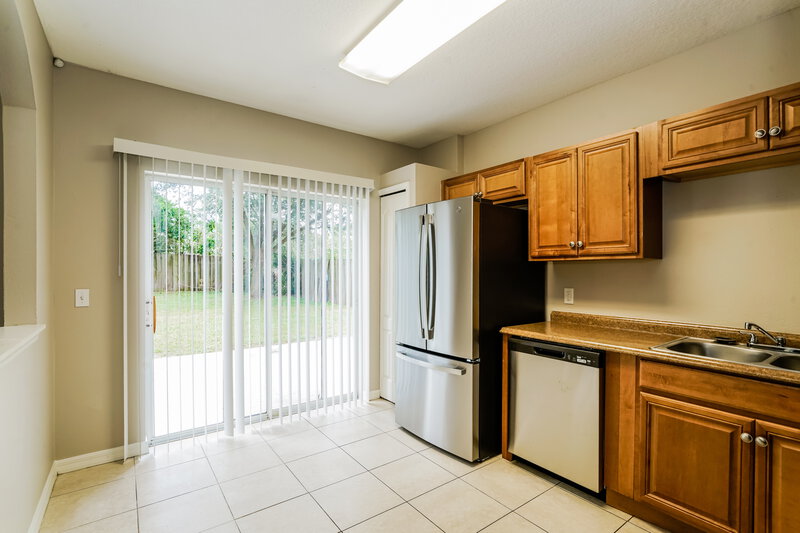 2,500/Mo, 1405 Marsh Wood Dr Seffner, FL 33584 Kitchen View