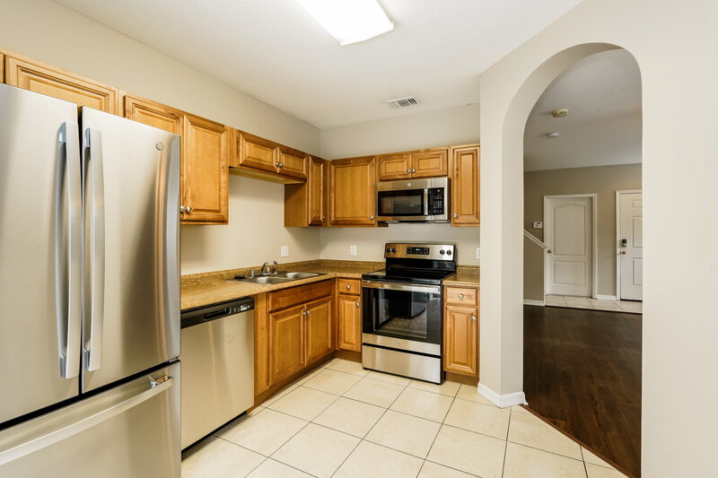 2,500/Mo, 1405 Marsh Wood Dr Seffner, FL 33584 Kitchen View 2