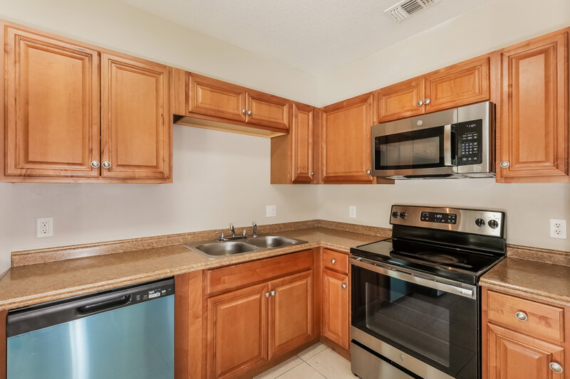 2,290/Mo, 1405 Marsh Wood Dr Seffner, FL 33584 Kitchen View
