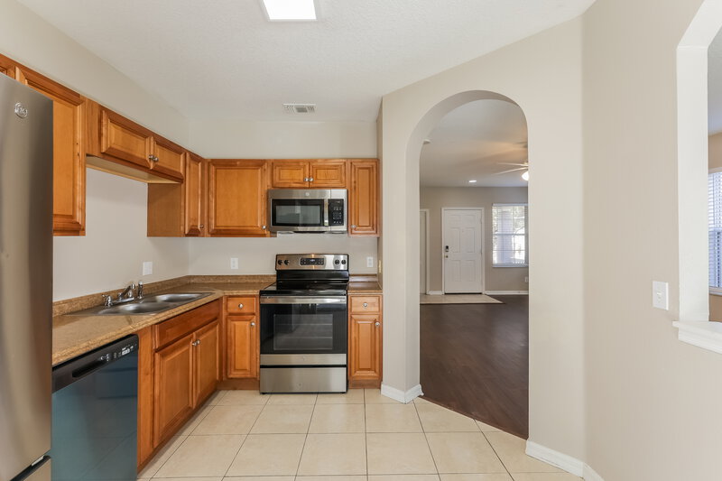 2,290/Mo, 1405 Marsh Wood Dr Seffner, FL 33584 Kitchen View 2