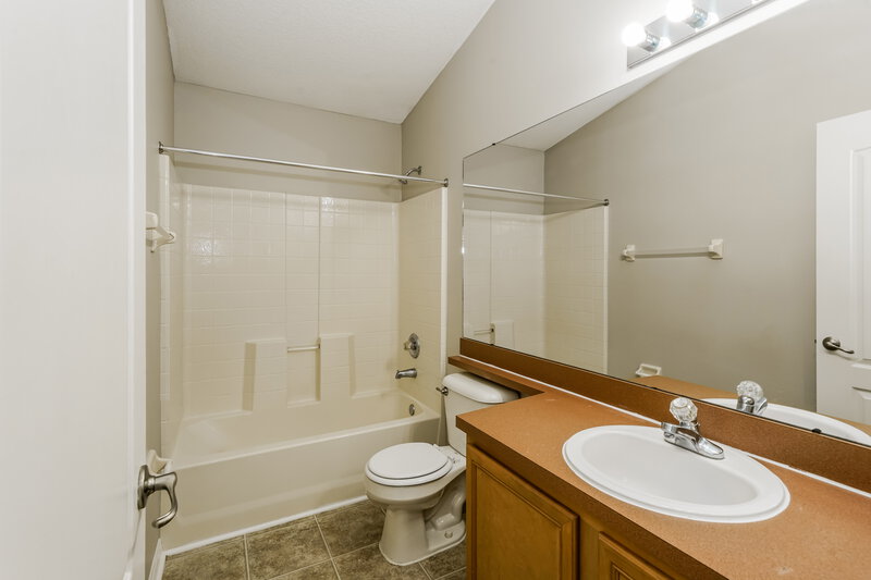 2,500/Mo, 1405 Marsh Wood Dr Seffner, FL 33584 Main Bathroom View