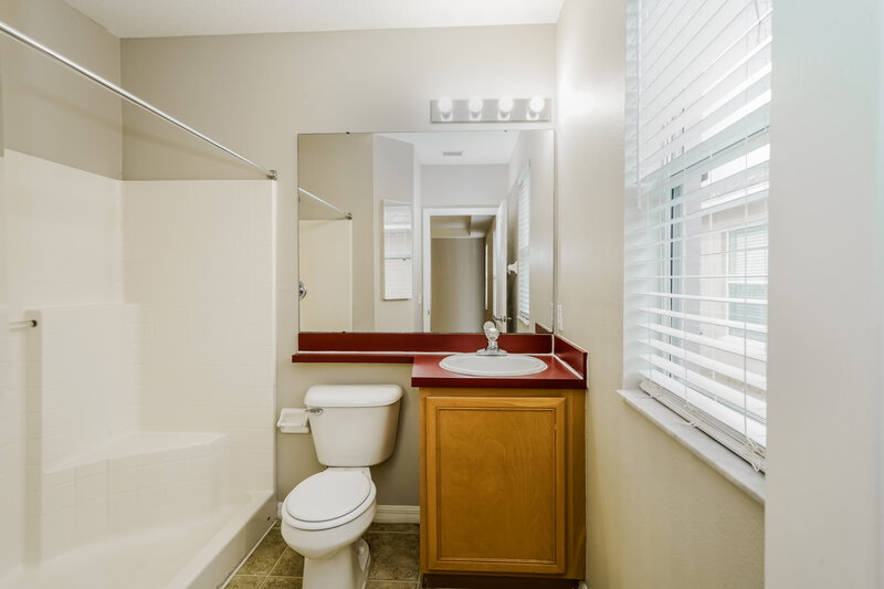 2,500/Mo, 1405 Marsh Wood Dr Seffner, FL 33584 Bathroom View