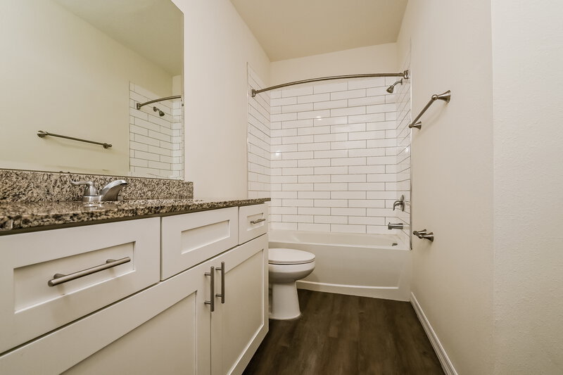 2,280/Mo, 9781 Bayard Brook Ct Gibsonton, FL 33534 Main Bathroom View