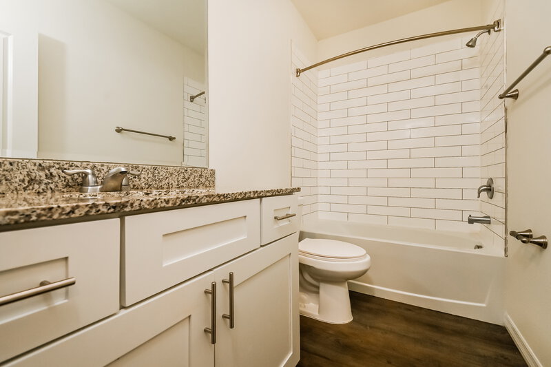 2,050/Mo, 9783 Bayard Brook Ct Gibsonton, FL 33534 Bathroom View 2