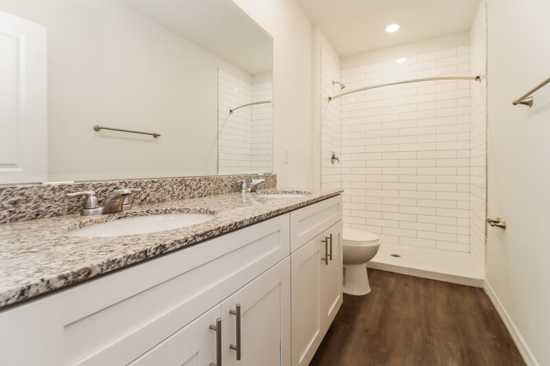 2,180/Mo, 12714 Rustic Cedar Pl Gibsonton, FL 33534 Main Bathroom View
