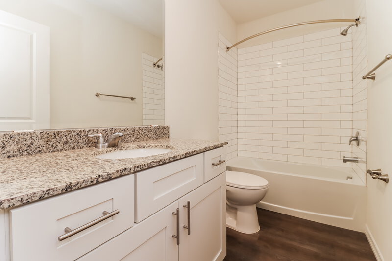 2,180/Mo, 12714 Rustic Cedar Pl Gibsonton, FL 33534 Bathroom View