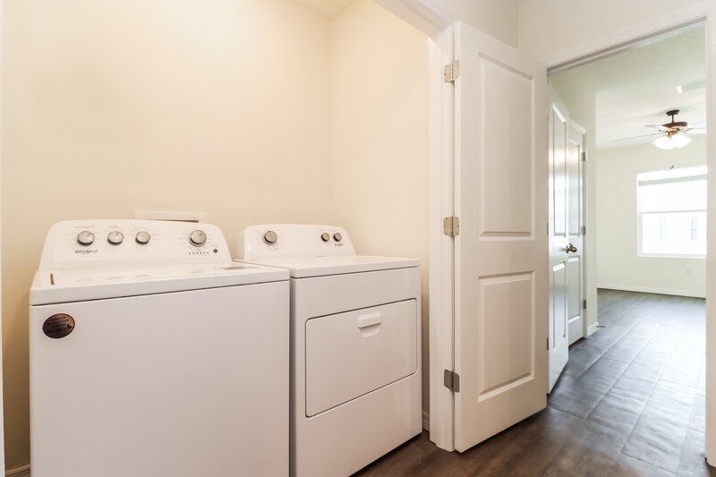 2,180/Mo, 12714 Rustic Cedar Pl Gibsonton, FL 33534 Laundry Room View