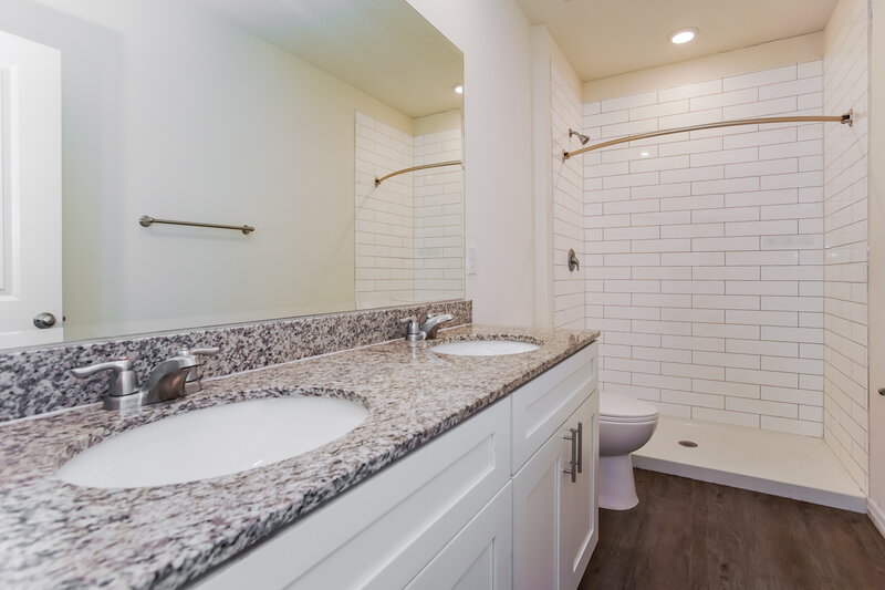 2,180/Mo, 12718 Rustic Cedar Pl Gibsonton, FL 33534 Main Bathroom View