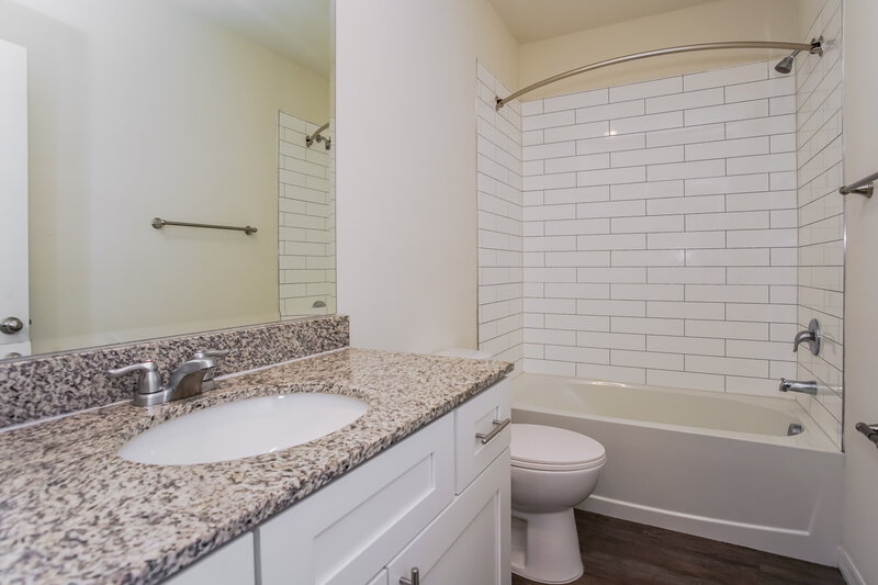 2,180/Mo, 12718 Rustic Cedar Pl Gibsonton, FL 33534 Bathroom View