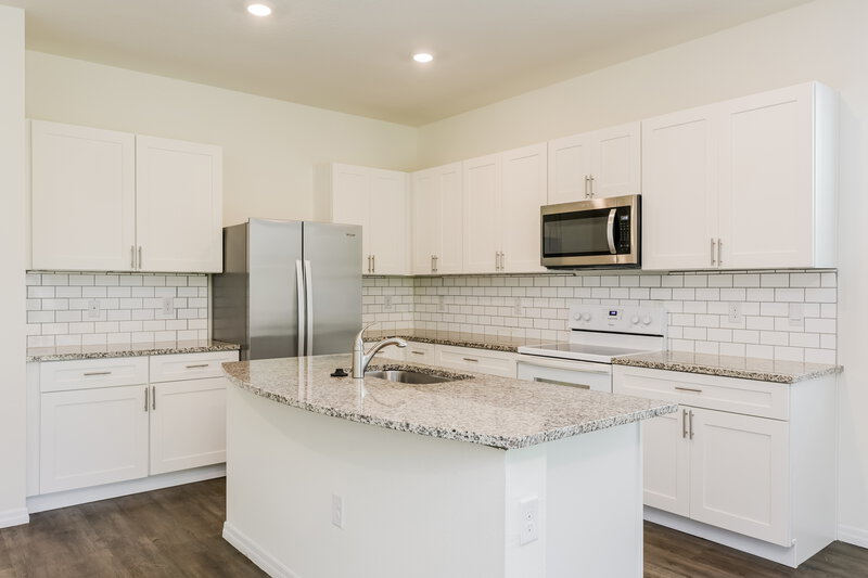 2,370/Mo, 12750 Rustic Cedar Pl Gibsonton, FL 33534 Kitchen View