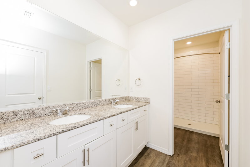 2,370/Mo, 12750 Rustic Cedar Pl Gibsonton, FL 33534 Main Bathroom View
