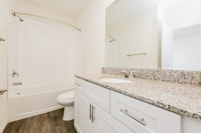 2,370/Mo, 12750 Rustic Cedar Pl Gibsonton, FL 33534 Bathroom View 2