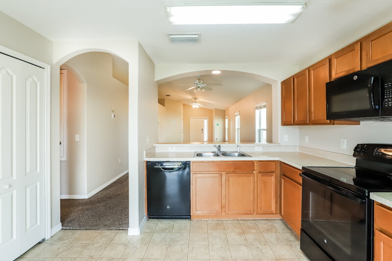 1,975/Mo, 7248 Lumber Port Dr Ruskin, FL 33573 Kitchen View