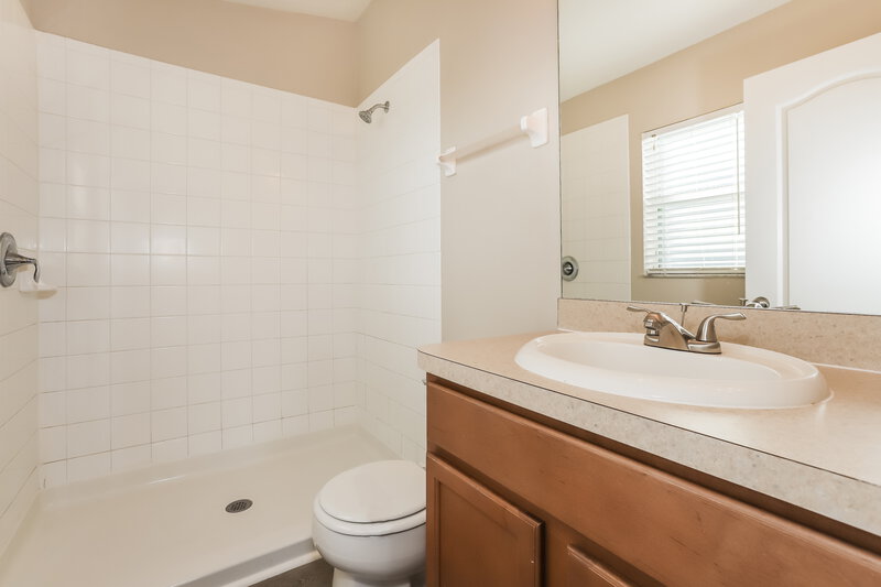 1,975/Mo, 7248 Lumber Port Dr Ruskin, FL 33573 Main Bathroom View