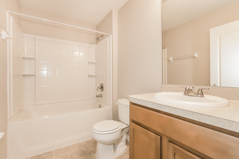 1,975/Mo, 7248 Lumber Port Dr Ruskin, FL 33573 Bathroom View