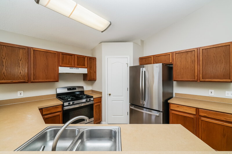 1,995/Mo, 7862 Bristol Park Dr Apollo Beach, FL 33572 Kitchen View 2