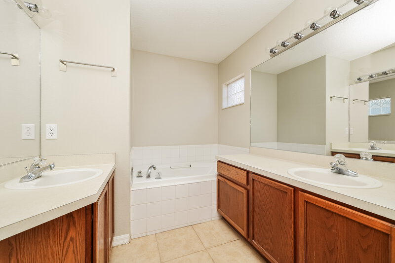 1,995/Mo, 7862 Bristol Park Dr Apollo Beach, FL 33572 Main Bathroom View