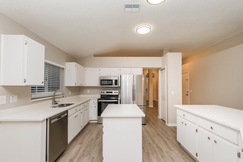 2,335/Mo, 5660 Paddock Trail Dr Tampa, FL 33624 Kitchen View