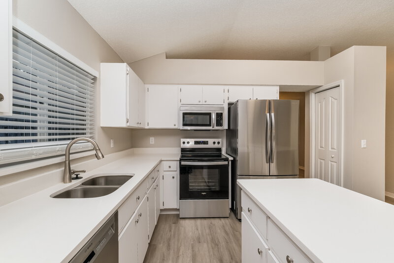 2,335/Mo, 5660 Paddock Trail Dr Tampa, FL 33624 Kitchen View 2