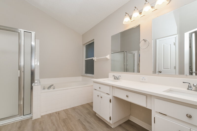 2,335/Mo, 5660 Paddock Trail Dr Tampa, FL 33624 Main Bathroom View