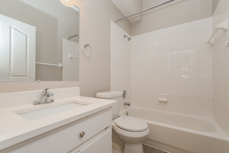 2,335/Mo, 5660 Paddock Trail Dr Tampa, FL 33624 Bathroom View