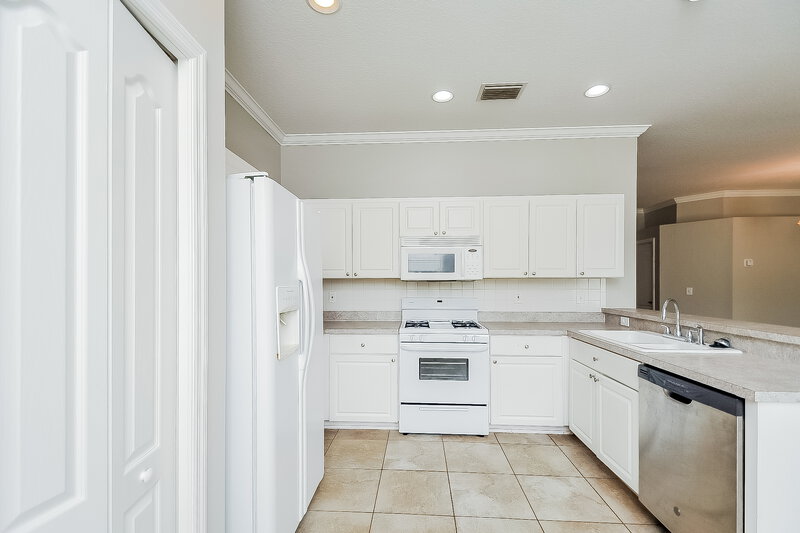 1,780/Mo, 7816 Monarch Garden Cir Apollo Beach, FL 33572 Kitchen View