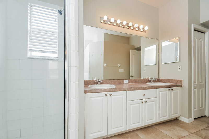 1,780/Mo, 7816 Monarch Garden Cir Apollo Beach, FL 33572 Main Bathroom View 2
