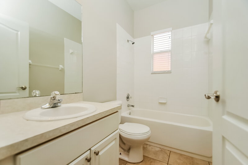 1,780/Mo, 7816 Monarch Garden Cir Apollo Beach, FL 33572 Bathroom View