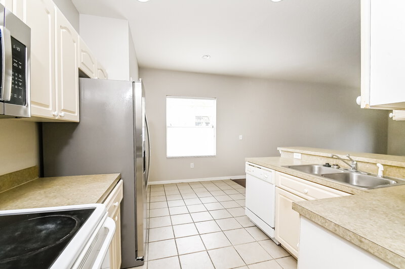 2,235/Mo, 13208 Cherry Bark Cir Riverview, FL 33579 Kitchen View 2
