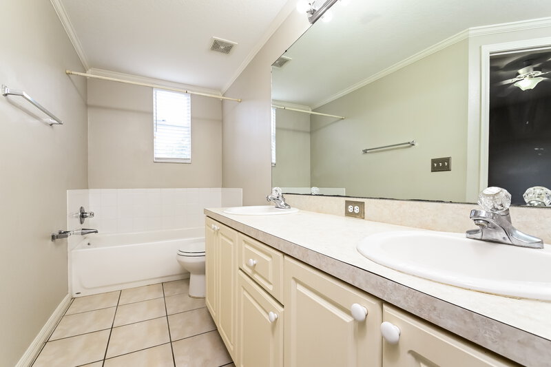 2,235/Mo, 13208 Cherry Bark Cir Riverview, FL 33579 Main Bathroom View