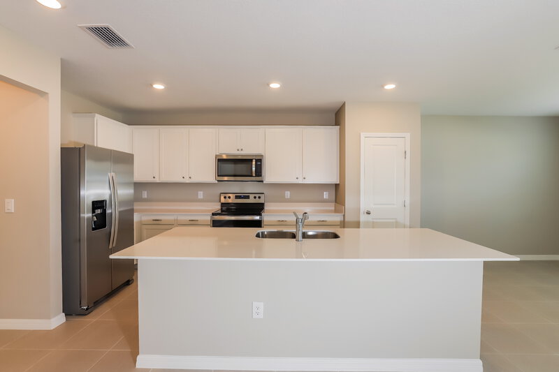 2,490/Mo, 2145 Tehama Court Lakeland, FL 33805 Kitchen View