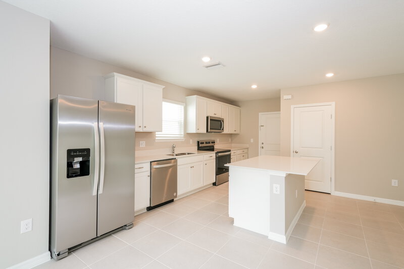 2,075/Mo, 2303 Shasta Street Lakeland, FL 33805 Kitchen View 3