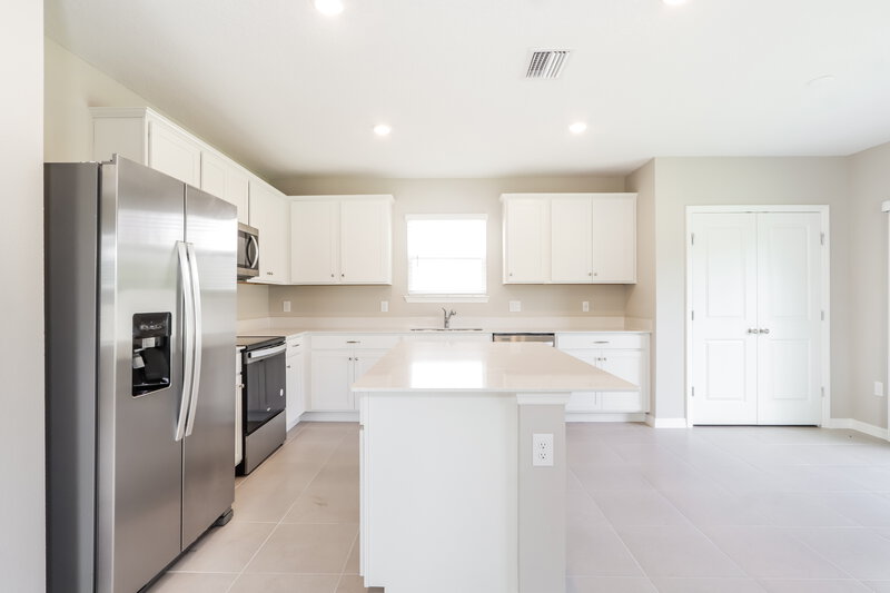 2,405/Mo, 2203 Shasta Street Lakeland, FL 33805 Kitchen View 2