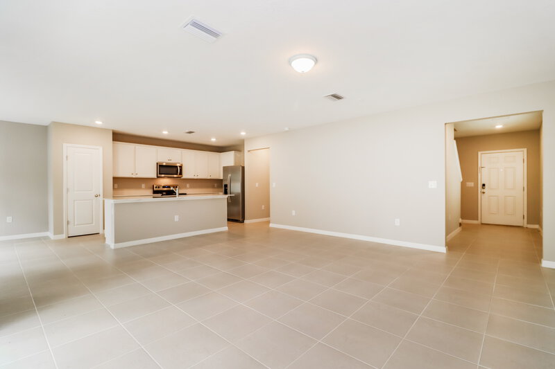 2,455/Mo, 2116 Tehama Court Lakeland, FL 33805 Living Room View 2