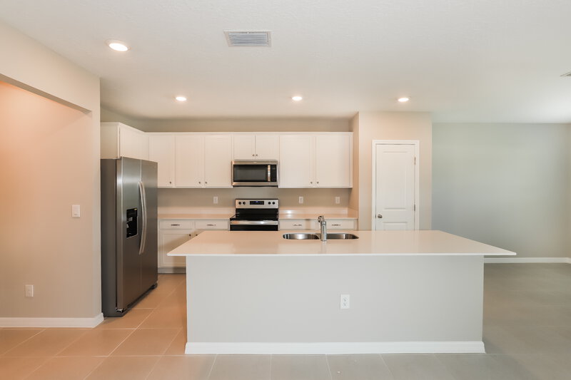 2,490/Mo, 2196 Tehama Court Lakeland, FL 33805 Kitchen View