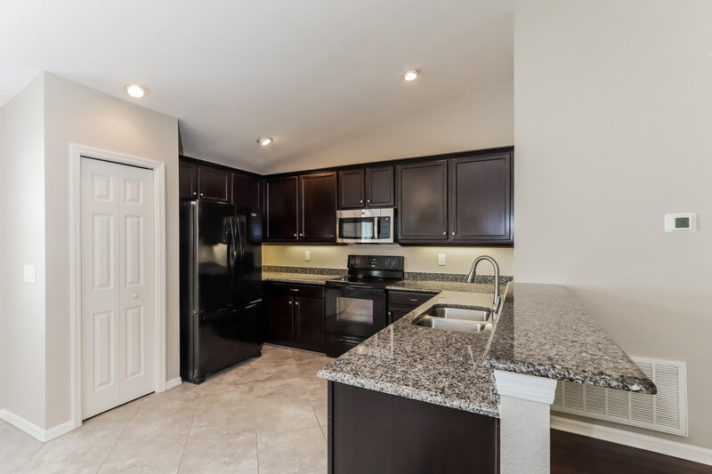 2,095/Mo, 4124 Sundance Place Loop Mulberry, FL 33860 Kitchen View 2