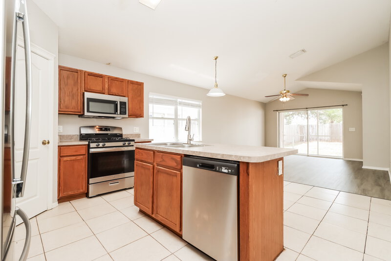 1,925/Mo, 7612 Clovelly Park Pl Apollo Beach, FL 33572 Kitchen View