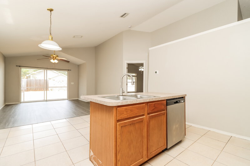1,925/Mo, 7612 Clovelly Park Pl Apollo Beach, FL 33572 Kitchen View 3