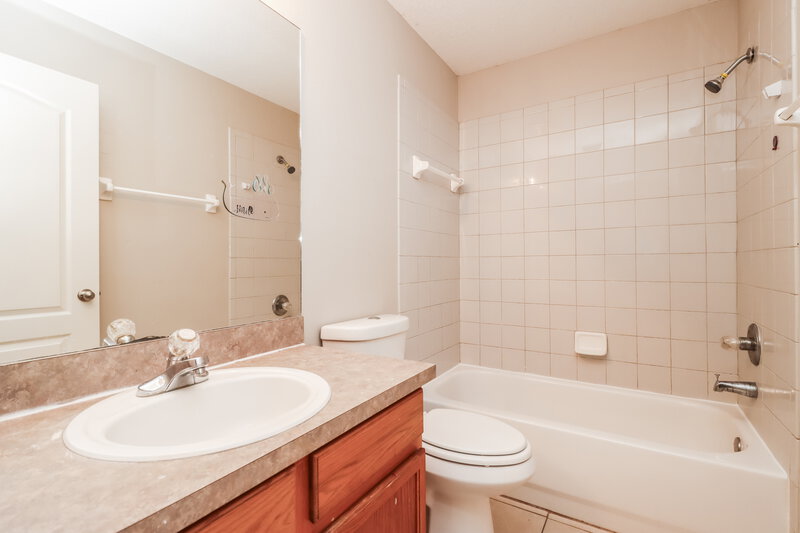 1,925/Mo, 7612 Clovelly Park Pl Apollo Beach, FL 33572 Bathroom View