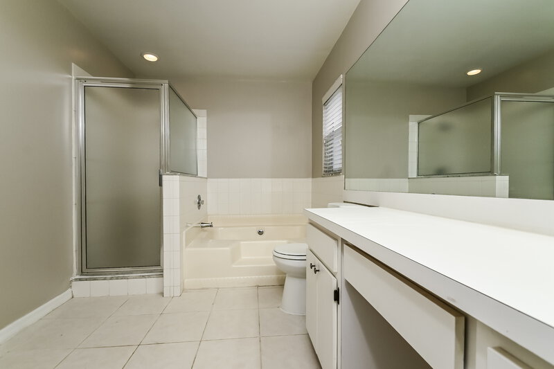 2,320/Mo, 28547 Tall Grass Dr Wesley Chapel, FL 33543 Main Bathroom View
