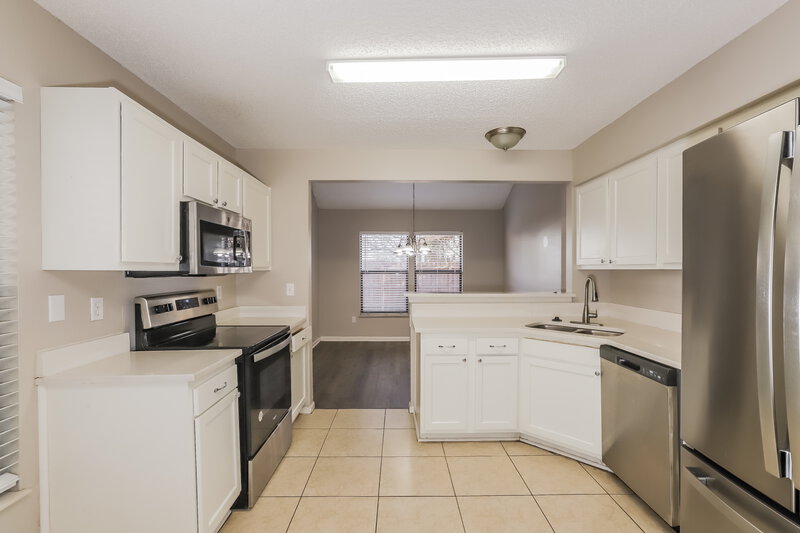 3,400/Mo, 2416 Kenwick Dr Valrico, FL 33596 Kitchen View